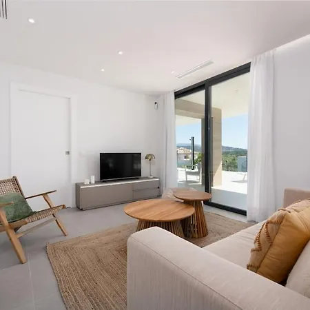 Modern With Private Pool Close To إِستيبونا