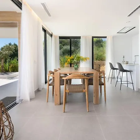 Modern With Private Pool Close To * エステポナ
