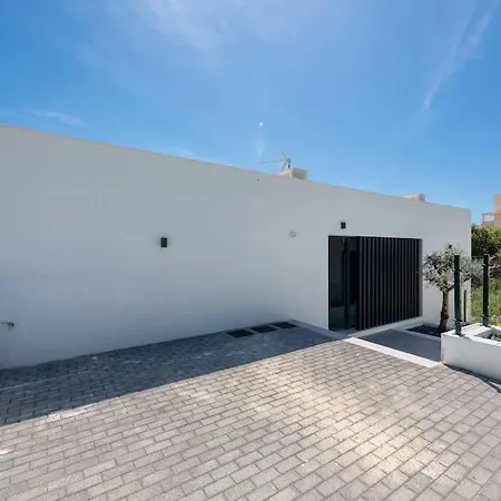 Modern With Private Pool Close To فيلة إِستيبونا