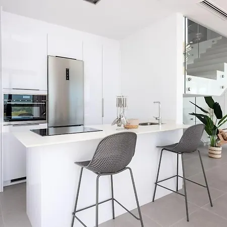 فيلة Modern With Private Pool Close To إِستيبونا