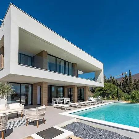 Modern With Private Pool Close To Estepona